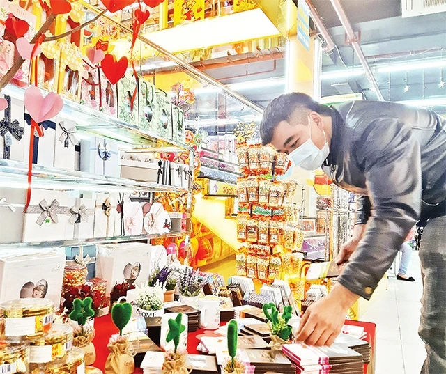 Khách hàng chọn mua quà ngày lễ tình yêu trong nhà sách trên đường Xuân Thủy, quận Cầu Giấy.