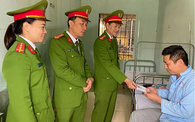 Lãnh đạo Công an huyện Thọ Xuân đến thăm, động viên đồng chí Nguyễn Đăng Nam bị thương khi làm nhiệm vụ.