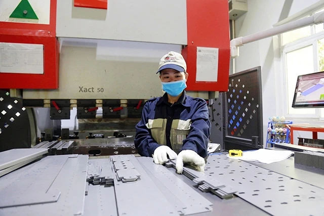 Sản xuất phụ kiện điện tại Công ty cổ phần Kỹ thuật công nghiệp Á Châu trong Cụm công nghiệp Quất Động ở huyện Thường Tín. Ảnh: ĐĂNG ANH