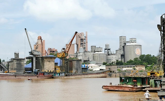 Nhà máy xi-măng Vicem Hoàng Thạch.