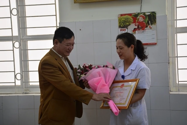 Giám đốc Sở Y tế tặng giấy khen cho tập thể Khoa Nhi.