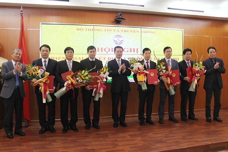 Bộ trưởng Nguyễn Mạnh Hùng và các đồng chí Thứ trưởng TT-TT trao Quyết định và tặng hoa chúc mừng các cán bộ được bổ nhiệm.
