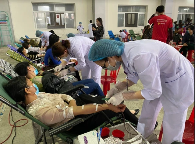 Sáng nay, hàng trăm bạn trẻ ở các đơn vị trong tỉnh Ninh Bình đã tham gia hiến máu tình nguyện.