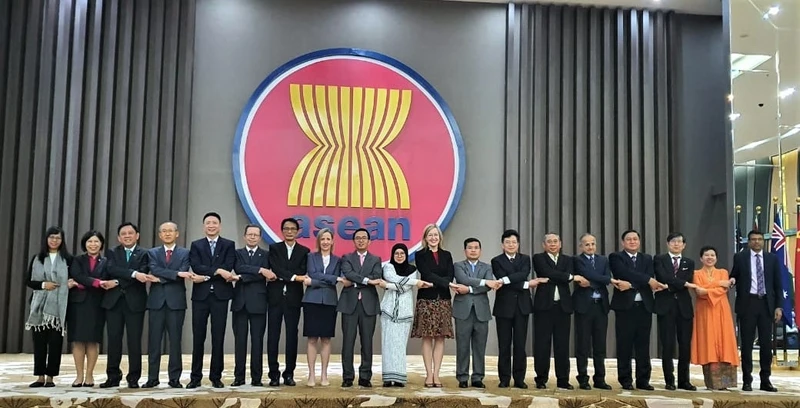 Các Đại sứ các nước thành viên Cấp cao Đông Á tại cuộc họp (Ảnh: PĐVN tại ASEAN)