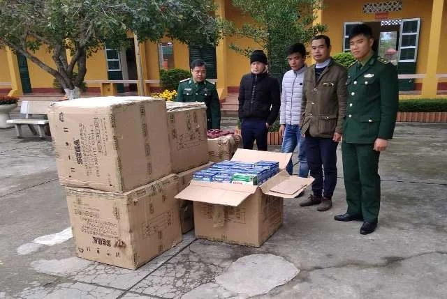 Đồn Biên phòng cửa khẩu Tà Lùng bắt vụ vận chuyển 20 nghìn khẩu trang y tế.