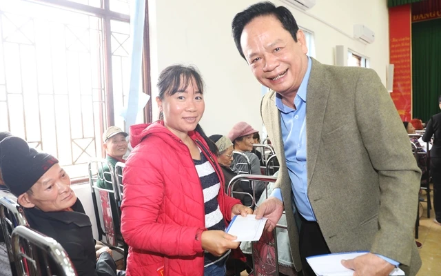 Chủ tịch Tập đoàn Tuần Châu Đào Hồng Tuyển tặng quà cho người dân Quảng Ninh 