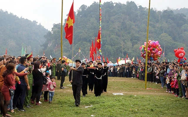 Các xã rước mâm lễ cầu mùa tại lễ hội lồng tồng Ba Bể.
