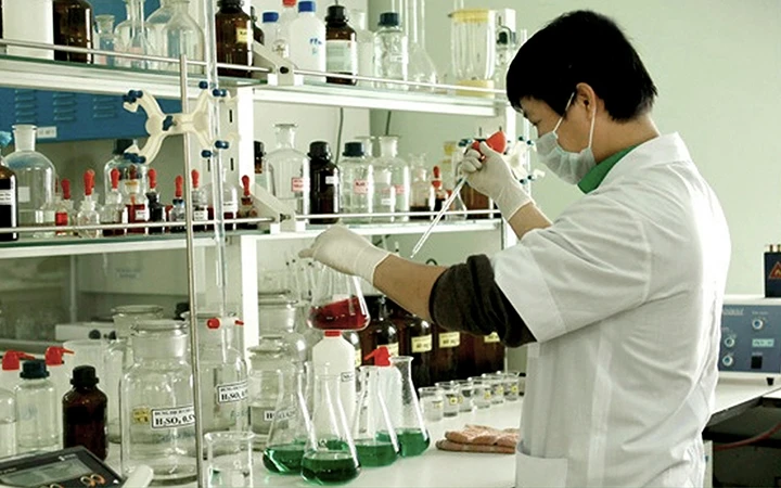 Kiểm nghiệm chất lượng sản phẩm tại Trung tâm Nghiên cứu phát triển khoa học và công nghệ của Công ty cổ phần Nông nghiệp Tiến Nông (Thanh Hóa).