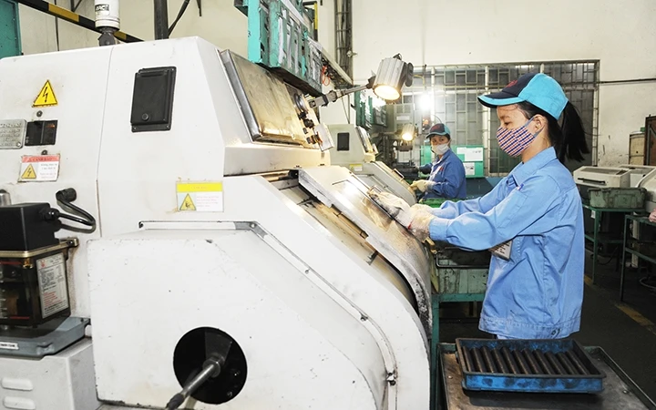 Công ty TNHH công nghệ Cosmos, Khu công nghiệp Khai Quang (Vĩnh Phúc) sản xuất linh kiện xe máy. Ảnh: Tuấn Tú
