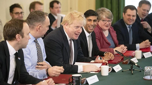 Thủ tướng Anh Boris Johnson (giữa) trong cuộc họp với chính phủ mới. Ảnh: INTERNEWCAST