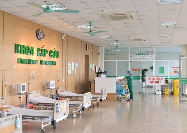 Khoa Cấp cứu, Bệnh viện Bệnh Nhiệt đới T.Ư (cơ sở 2, Kim Chung, Ðông Anh, Hà Nội) luôn chuẩn bị sẵn sàng trong tình huống tiếp đón các bệnh nhân vào điều trị và cách ly.