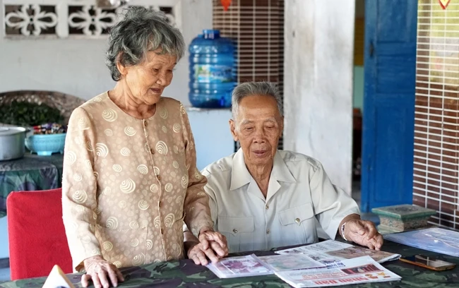 Nhiều đảng viên cao tuổi Đảng ở Tây Ninh vẫn đăng ký sổ.