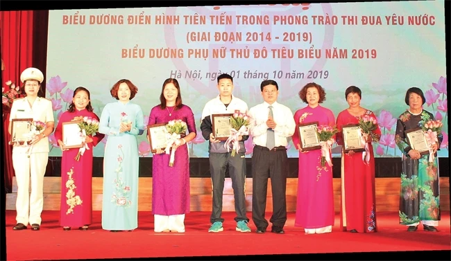 Chị Nguyễn Thị Nhung (thứ ba từ trái sang) là một trong những tấm gương tiêu biểu của phụ nữ Thủ đô với những đóng góp cho cộng đồng.