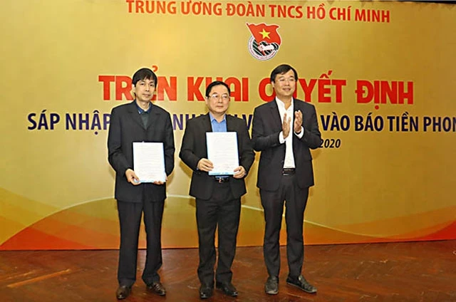 Đồng chí Lê Quốc Phong (ngoài cùng bên phải trong ảnh) trao các quyết định của Ban Bí thư T.Ư Đoàn TNCS Hồ Chí Minh tại Hội nghị.