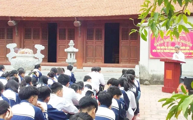 Các em học sinh tham dự hành trình về nguồn tại đền thờ Tả Tướng quốc Trần Nguyên Hãn.