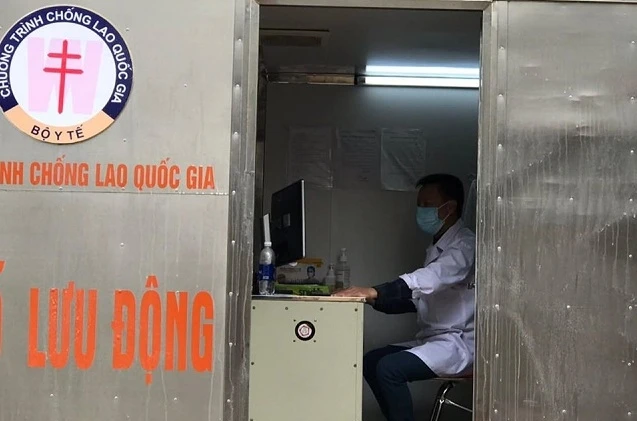 Bệnh viện Phổi Trung ương hỗ trợ một xe chụp X-quang lưu động cho người dân xã Sơn Lôi, Vĩnh Phúc.