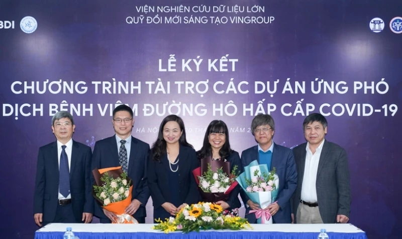 PGS, TSKH Phan Thị Hà Dương, Giám đốc Điều hành Quỹ Đổi mới Sáng tạo Vingroup tặng hoa các chủ nhiệm dự án tại Lễ ký kết sáng 20-2.