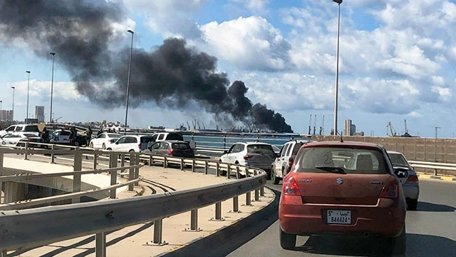 Khói đen bốc lên từ cảng Tripoli sau cuộc tiến công của LNA. Ảnh: FRANCE24