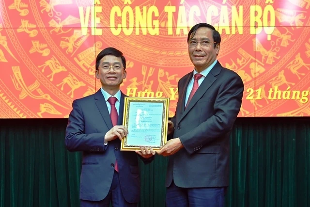 Đồng chí Nguyễn Thanh Bình trao Quyết định của Ban Bí thư T.Ư Đảng cho đồng chí Nguyễn Duy Hưng.