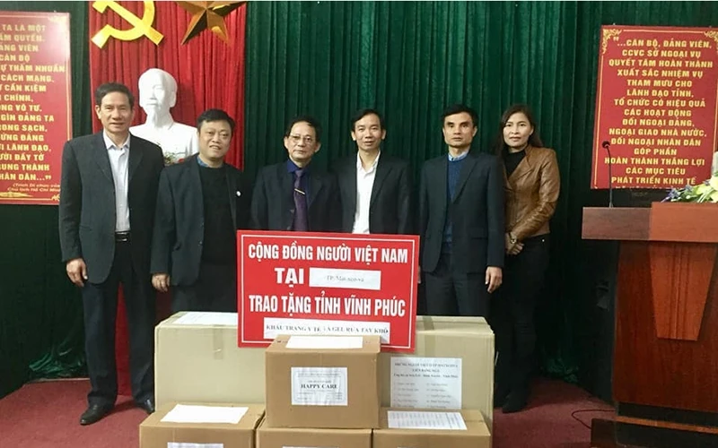 Cộng đồng người Việt Nam tại Moscow, LB Nga trao tặng 5.000 khẩu trang y tế và 520 lọ nước rửa tay sát khuẩn cho nhân dân huyện Bình Xuyên, tỉnh Vĩnh Phúc.