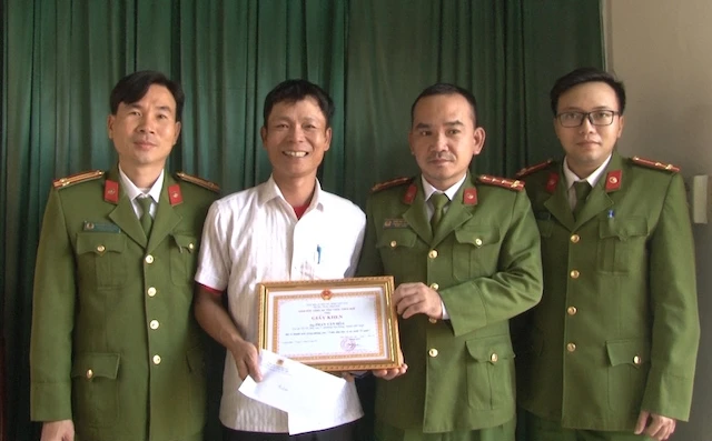 Anh Phan Văn Hòa nhận giấy khen của Giám đốc Công an TP Huế.
