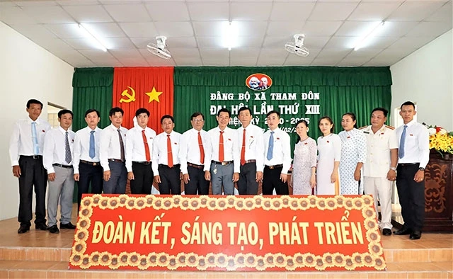Ban Chấp hành Đảng bộ xã Tham Đôn khóa mới ra mắt đại hội. 