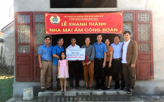 Đại diện lãnh đạo Liên đoàn Lao động các cấp tỉnh Thừa Thiên Huế trao tặng Nhà mái ấm công đoàn cho đoàn viên có hoàn cảnh khó khăn.