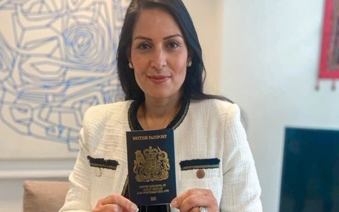 Bộ trưởng Nội vụ Anh Priti Patel cầm trên tay một cuốn hộ chiếu bìa xanh mới. (Ảnh: PA media)