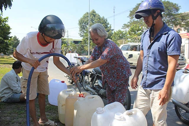 Bà Huởn giúp nhiều người dân chung quanh có nước ngọt để sử dụng trong mùa hạn, mặn.