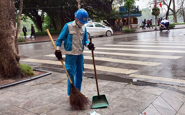 Công nhân vệ sinh môi trường tại khu vực hồ Hoàn Kiếm, Hà Nội. Ảnh: DẠ KHÁNH