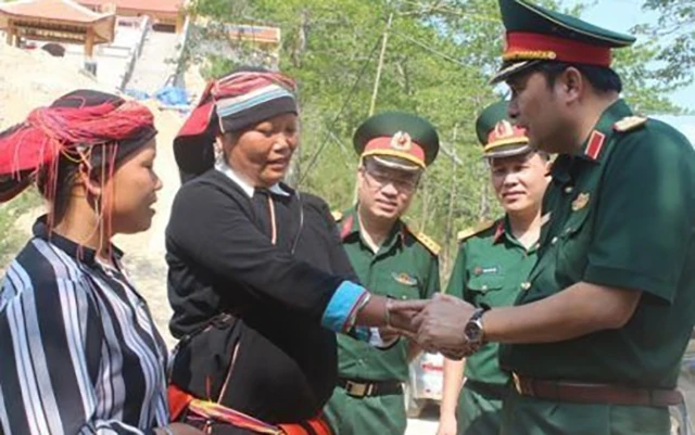 Lãnh đạo Quân khu 2 thăm hỏi đại diện gia đình người có công tại xã Thanh Thủy, huyện Vị Xuyên (Hà Giang). Ảnh: HỒNG SÁNG