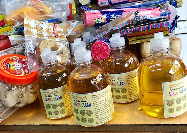 Dung dịch sát khuẩn không rõ nguồn gốc được bày bán tràn lan ở các khu chợ cóc phường Quỳnh Mai, quận Hai Bà Trưng (Hà Nội).