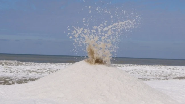 Băng phun trào trên bãi biển Oval ở Michigan. Ảnh: NWS