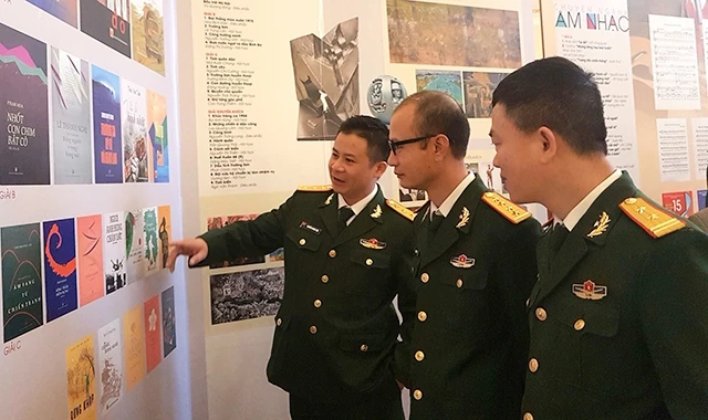 Nhóm tác giả trẻ trong lực lượng quân đội bên thềm lễ trao giải thưởng.