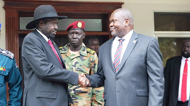 Tổng thống Nam Sudan (trái) và thủ lĩnh phe đối lập trong một cuộc đàm phán năm 2019. Ảnh: AP