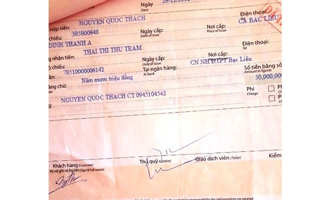 Giấy nộp tiền do cán bộ xã Định Thành A (huyện Đông Hải, tỉnh Bạc Liêu) chuyển vào tài khoản cá nhân của bà Thái Thị Thu Trâm, thành viên trong đoàn thanh tra, tổng số 134 triệu đồng.