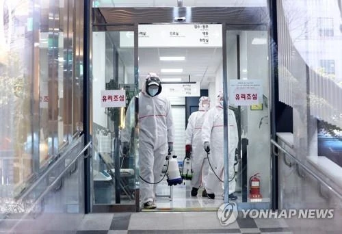 Nhân viên y tế khử trùng tại một bệnh viên ở Busan. (Ảnh: YONHAP).