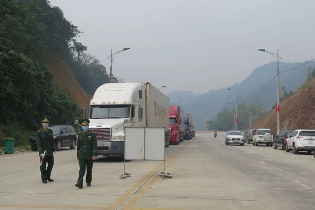 Các xe chở hàng nông sản chờ làm thủ tục qua cửa khẩu Tân Thanh (Văn Lãng).