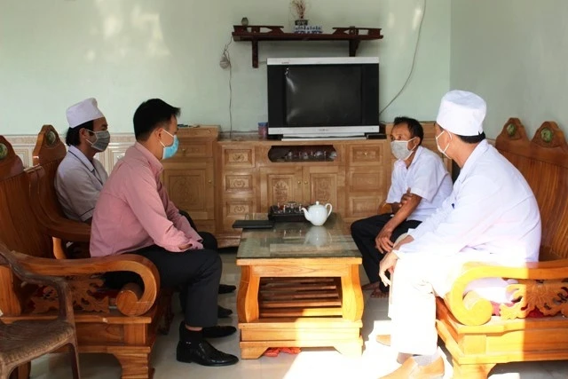 Cán bộ, nhân viên y tế tư vấn biện pháp phòng, chống dịch cho một gia đình ở xã Quảng Long, huyện Quảng Xương.