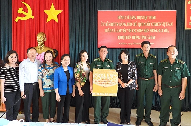 Phó chủ tịch nước Đặng Thị Ngọc Thịnh thăm, tặng cán bộ, chiến sĩ Đồn Biên phòng Đất Mũi.