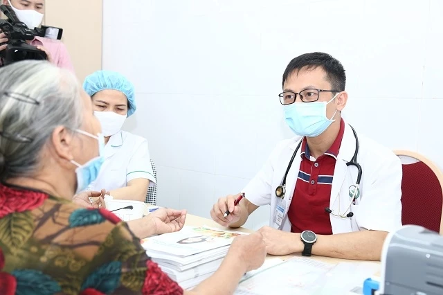 TS Nguyễn Thế Cường, Trưởng khoa Thận lọc máu khám và tư vấn cho người bệnh. 