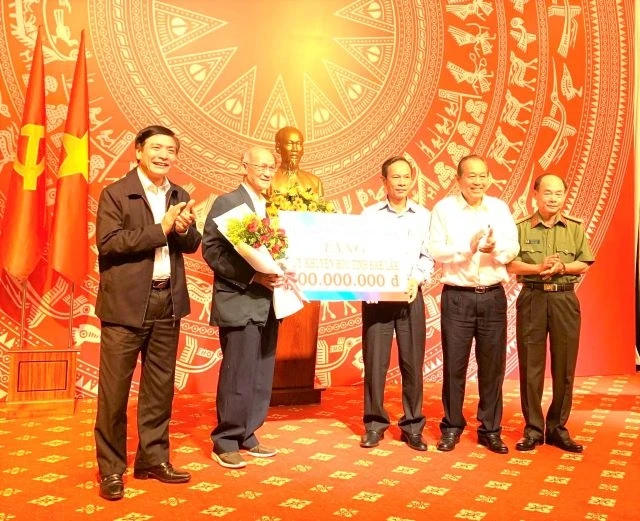 Phó Thủ tướng Thường trực Chính phủ Trương Hòa Bình đã trao học bổng 100 triệu đồng cho Quỹ khuyến học tỉnh Đắk Lắk.