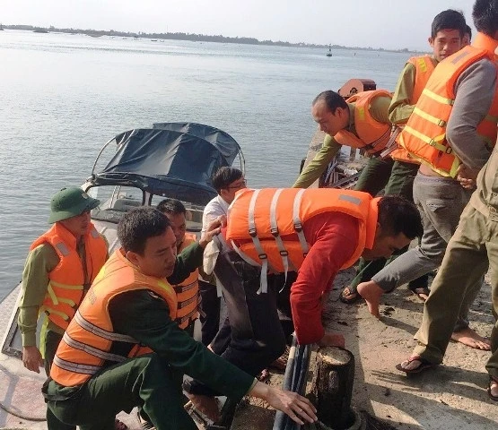 Lực lượng cứu hộ cứu nạn đưa hai thuyền viên bị thương nặng vào bờ an toàn.