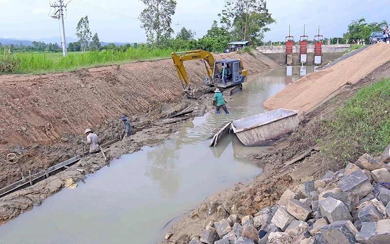 Sửa chữa kênh N5 đoạn từ km1+131 đến km1+915 trạm thủy nông kênh Bắc, huyện Phú Hòa, tỉnh Phú Yên để phòng, chống hạn. Ảnh: VŨ SINH