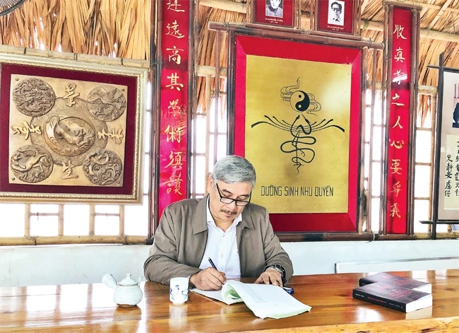 Nhà văn Trần Việt Trung, tác giả tiểu thuyết lịch sử “Người Công giáo Cộng sản”. Ảnh | VIỆT KHÔI