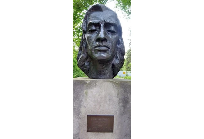 Tượng chân dung F.Chopin tại vườn nhà thơ ấu của ông ở Warszawa.