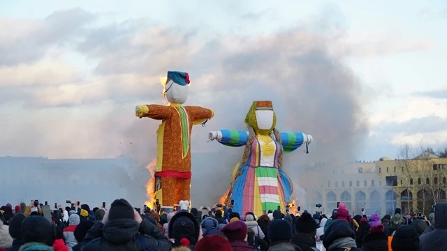 Người dân thường dựng hình nộm trên những khoảng đất rộng lớn, và sẽ đốt lên vào cuối dịp Lễ Tiễn mùa đông.
