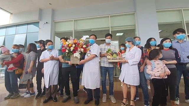30 công dân Việt Nam hoàn thành cách ly tại Bệnh viện Bệnh Nhiệt đới Trung ương. 