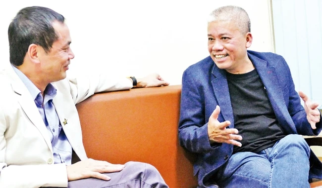 Nhà thơ Hữu Việt (trái) trò chuyện với nhà văn Nguyễn Việt Hà. Ảnh | NGUYỄN ĐÌNH TOÁN