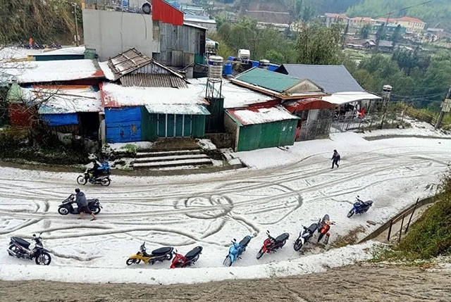 Mưa đá phủ trắng như tuyết tại các bản vùng cao tại Lai Châu.